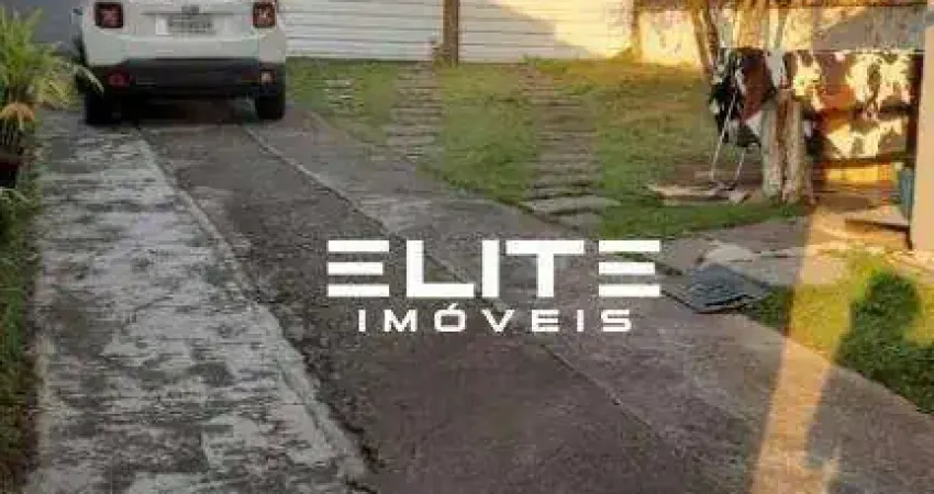 Imóvem com duas moradias, quintal gramado com espaço gourmet e uma localição privilagiada.