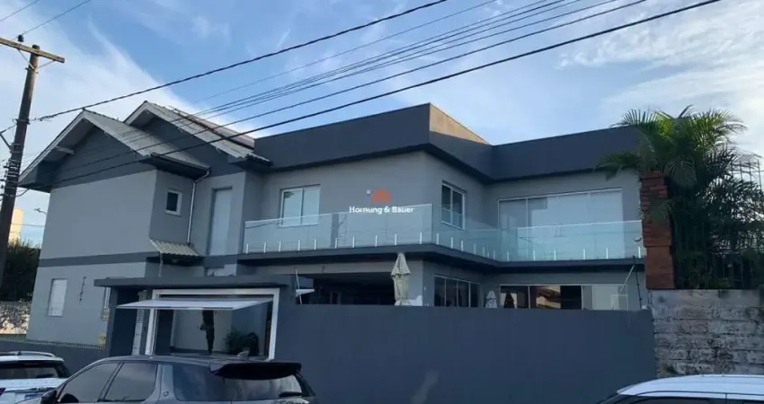 Casa à venda com piscina e vista da cidade em Campo Bom