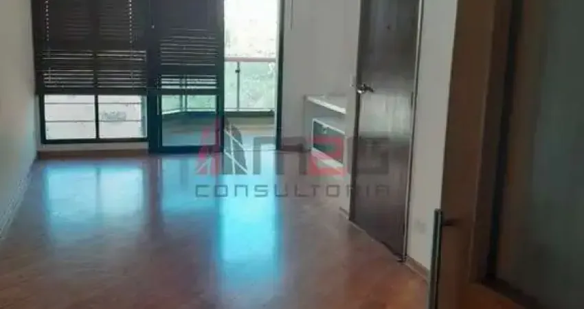 Vende-se apartamento no Sumaré, 3 dormitórios (1 suíte).