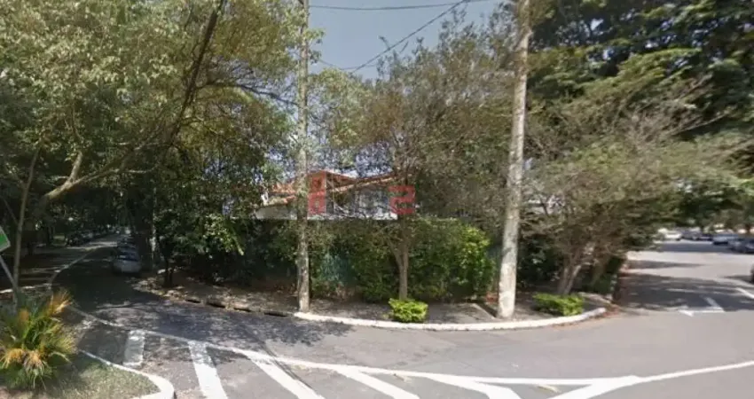 Casa térrea para modernização em amplo terreno de esquina muito bem localizado no Alto de Pinheiros.
