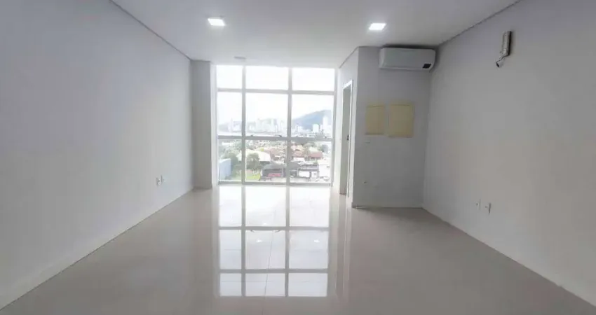 Sala comercial com 1 sala para alugar na Avenida João Sacavem, 571, Centro, Navegantes