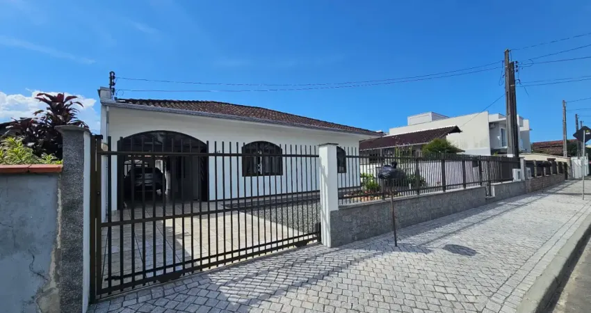 Casa com 3 quartos à venda no Iririú, Joinville