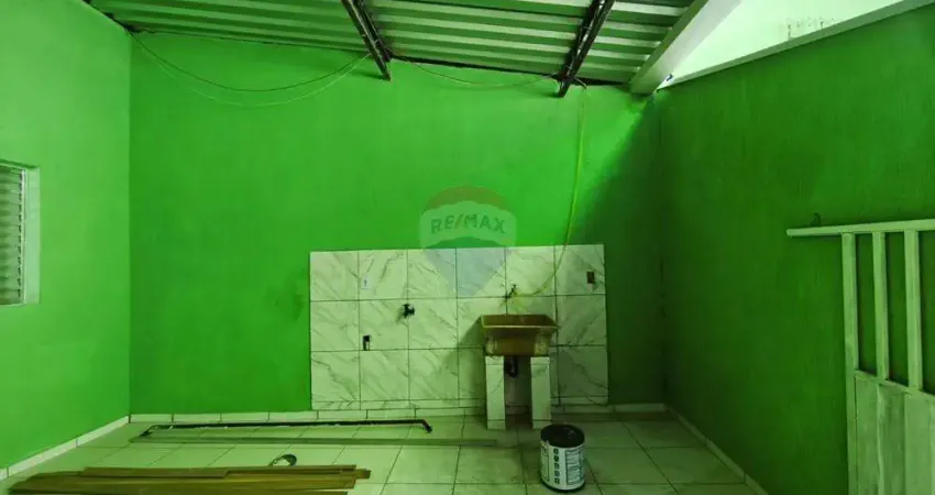 CASA PARA LOCAÇÃO: piso inferior, 01 dormitório, 01 vaga de garagem e área de serviço ampla