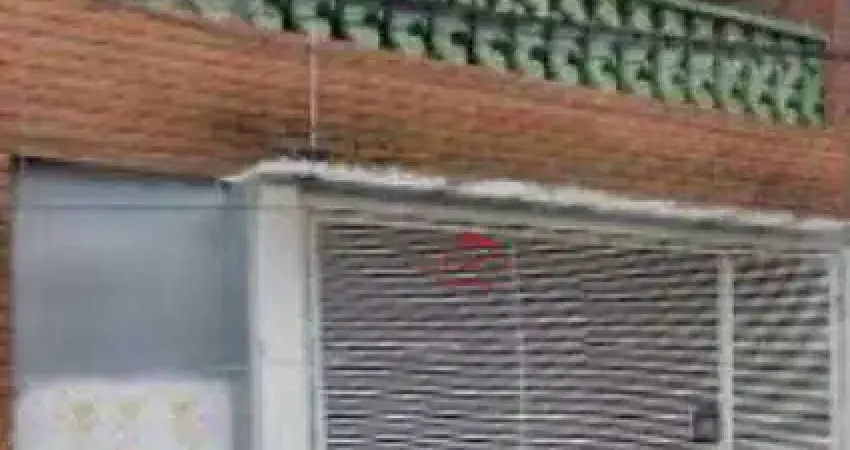 Vende-se Casa Sobrado com 200m² de área construída, dividida em 3 pisos