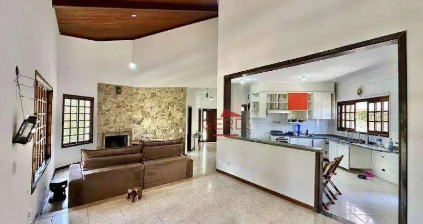Casa 80% térrea no Condomínio Vila Velha – 3 suítes, 8 vagas, lote 1.546m² plano – Carapicuíba/SP