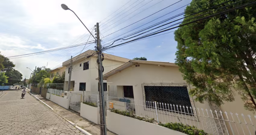 Sobrado a Venda com 3 dormitórios + Casa com 2 dormitórios