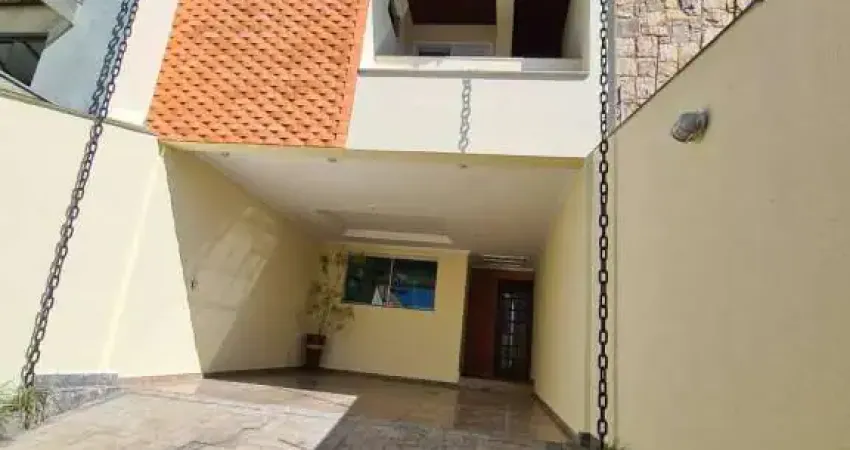 Confortável Sobrado próximo ao Aramaçã. 3 suítes, 4 vagas!