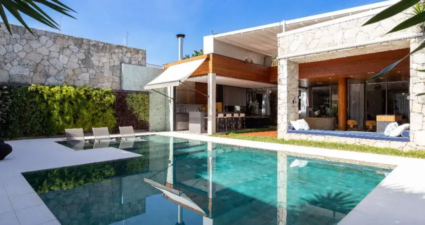 Casa com arquitetura moderna em localização nobre no alto da lapa.