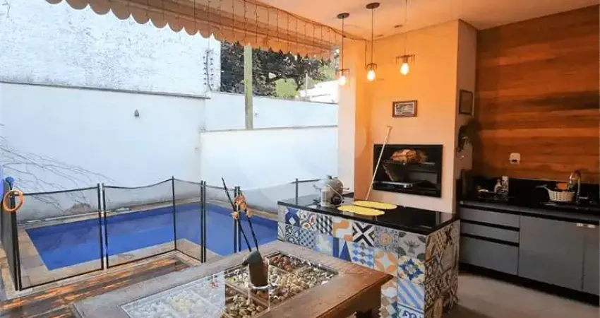 Linda casa com espaço gourmet á venda em condomínio fechado, localizado no alto da boa vista.