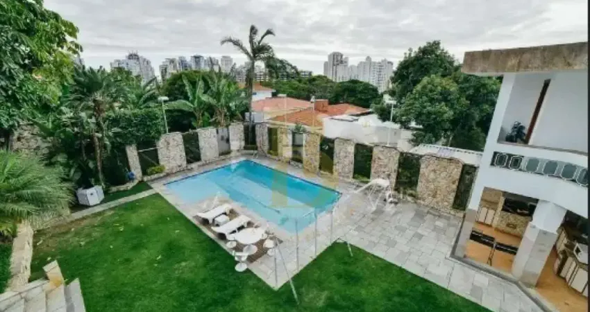 Casa de luxo com 4 suítes, piscina e 10 vagas de garagem no alto da lapa