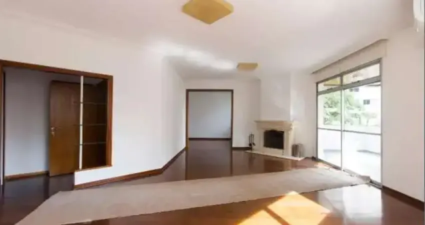 Apartamento reformado à venda de 244m2, com 3 suítes e 2 vagas em moema, próximo ao ibirapuera.