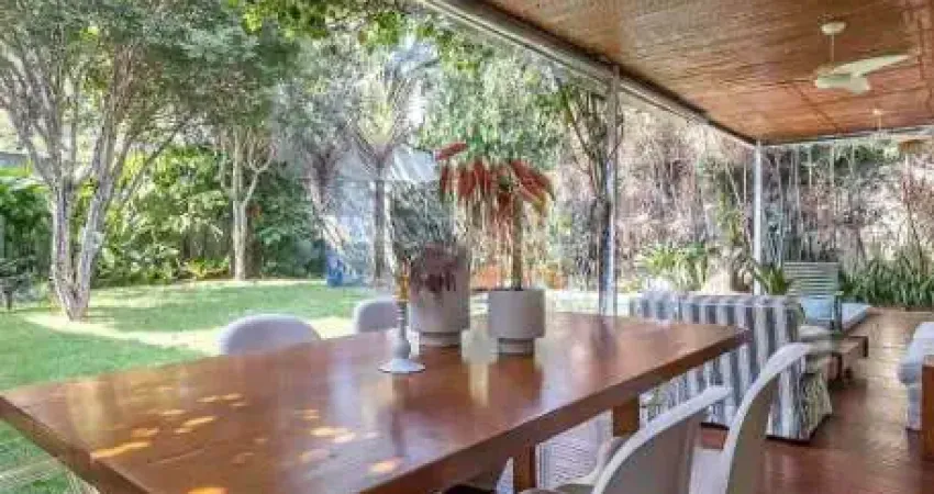 Casa á venda de 454 m², com 4 suítes e 6 vagas no bairro alto de pinheiros.