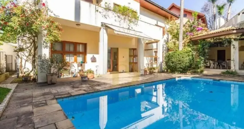 Casa mobiliada  á venda de 390 m², com 04 suítes e 05 vagas no alto de pinheiros.