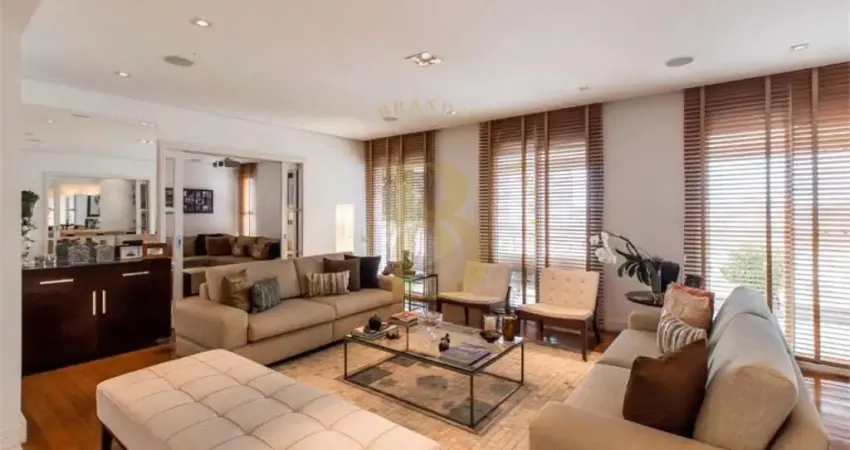 Apartamento iluminado, em andar alto, localizado em moema.