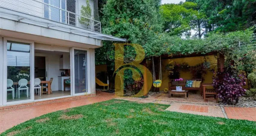 Casa de condomínio, em localização privilegiada na chácara monte alegre.