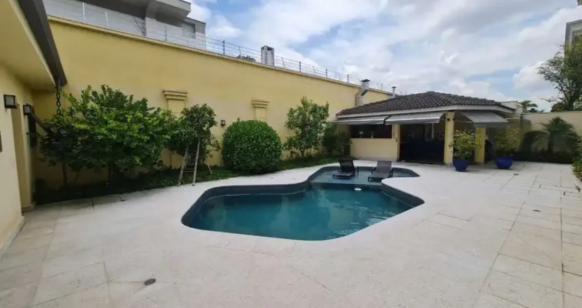 Casa sofisticada, em condomínio fechado, localizada na chácara monte alegre.