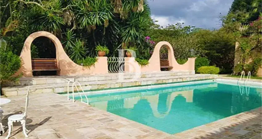 Casa de condomínio iluminada em localização privilegiada na chácara flora.