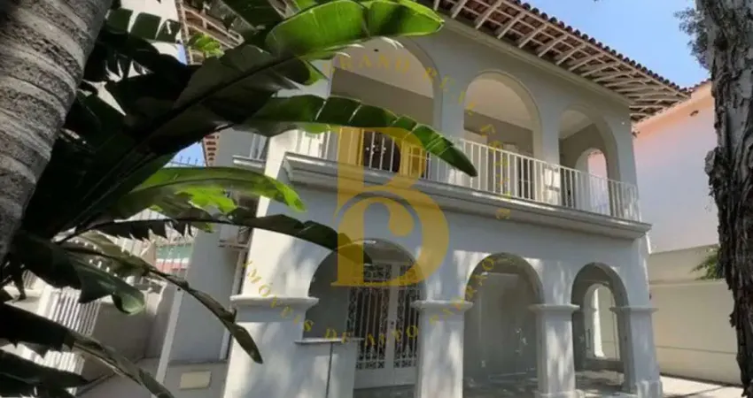 Casa á venda de 400m², com 04 dormitórios e 04 vagas ao lado do ibirapuera