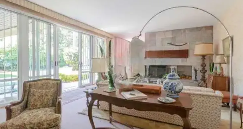 Casa á venda com 454 m², 4 quartos, piscina e 3 vagas no bairro alto de pinheiros.