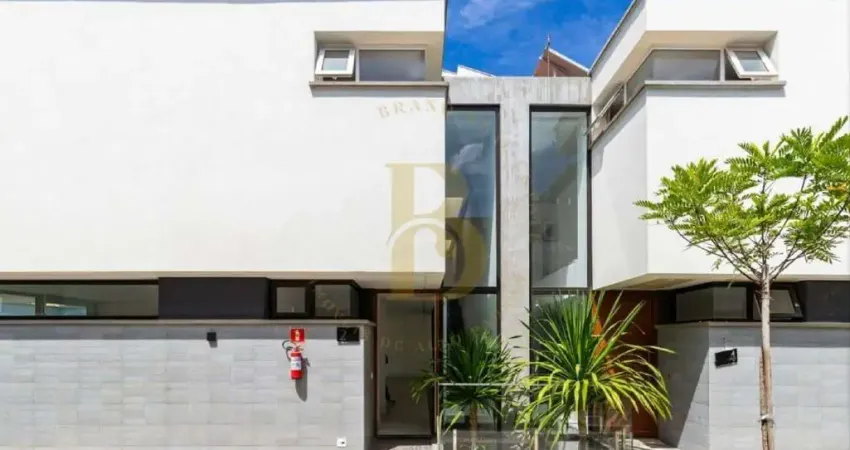 Casa moderna com espaçoso jardim e piscina, localizada no campo belo.