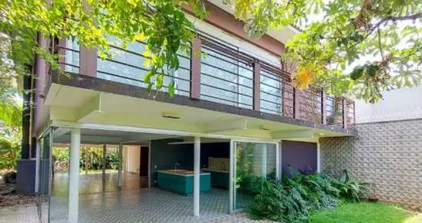 Casa com 340 m², 3 quartos sendo 3 suítes para alugar no bairro pacaembu.