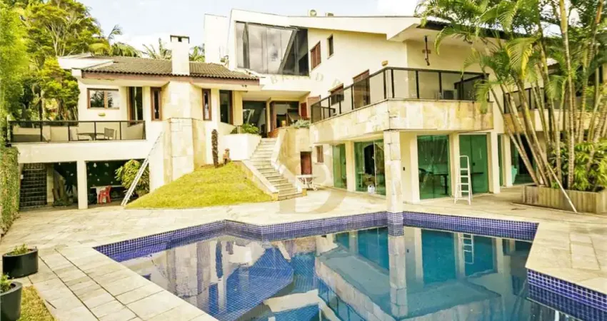 Casa espaçosa, com área de lazer, localizada no alto da boa vista.