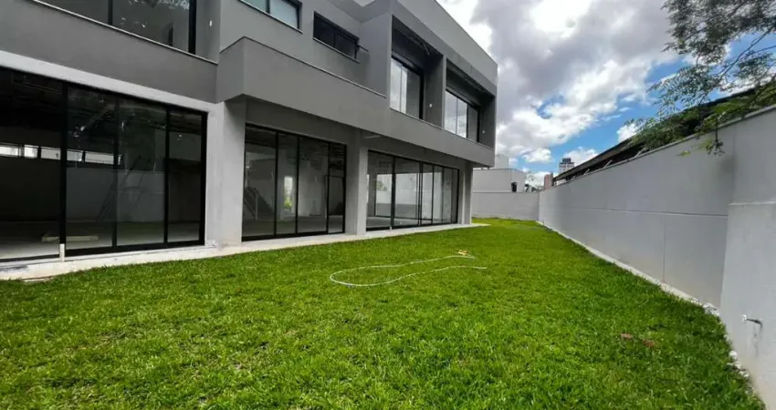 Sofisticada casa em condomínio, localizada no jardim dos estados.