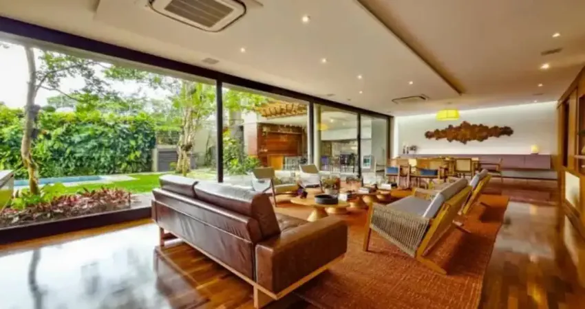 Casa de condomínio no alto da boa vista, de 458m², com piscina, quintal, 4 suítes e 4 vagas.