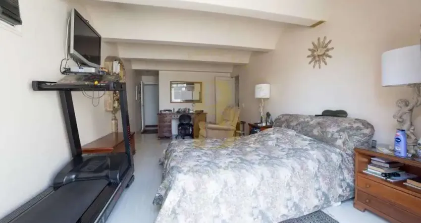 Cobertura estilo neoclássico, localizada no jardim paulista.