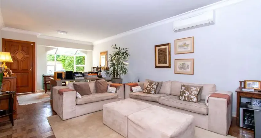 Charmosa casa com acabamentos de primeira, localizada na vila nova conceição.