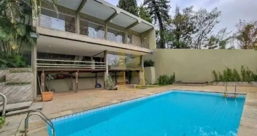 Casa de vila á venda em Rua fechada de 900m², com 5 suítes, piscina e 8 vagas no bairro Real Parque.