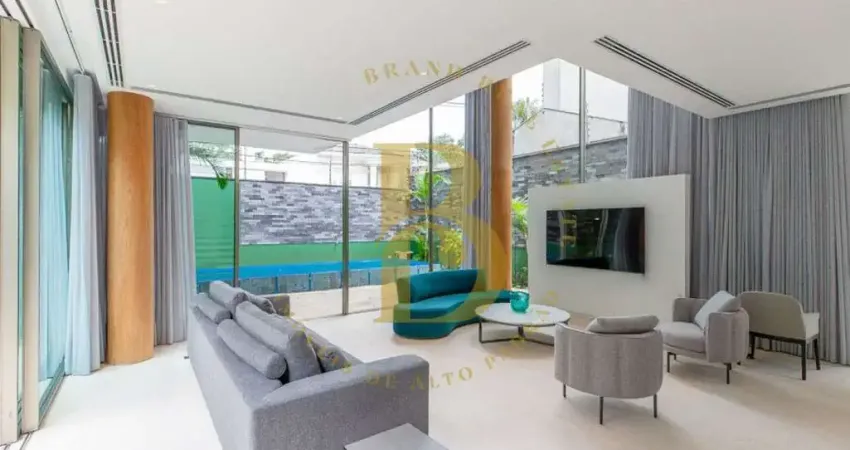 Casa em condomínio fechado para locação de 637m² , com 04 suítes e 05 vagas em moema