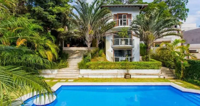 Excelente casa com jardim e piscina, localizada no alto da boa vista.