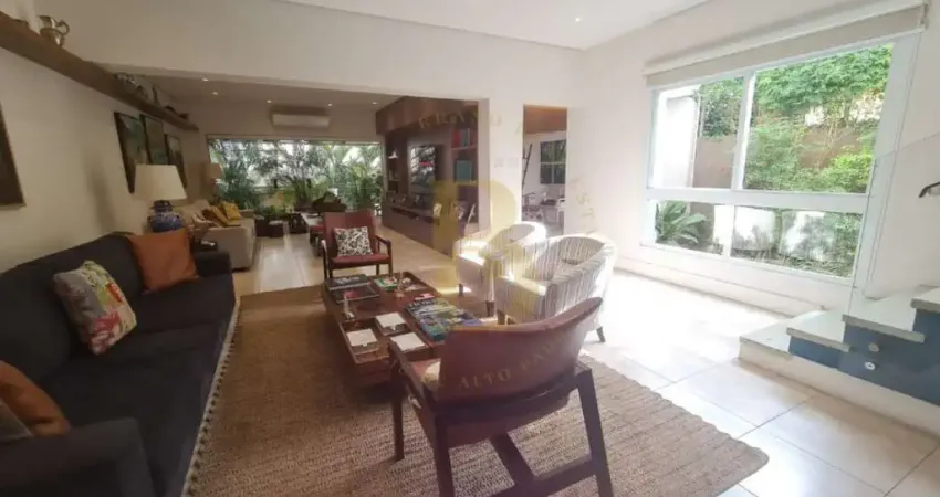 Charmosa casa com jardim, localizada em área privilegiada no jardim petrópolis.