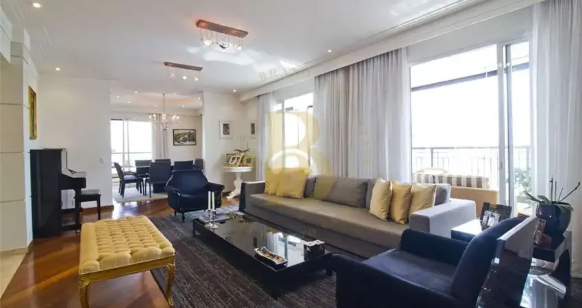 Apartamento iluminado, em andar alto, localizado em moema.