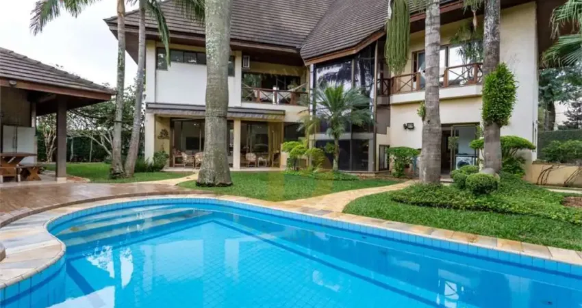 Casa espaçosa com piscina e jardim, localizada no bairro cidade jardim.