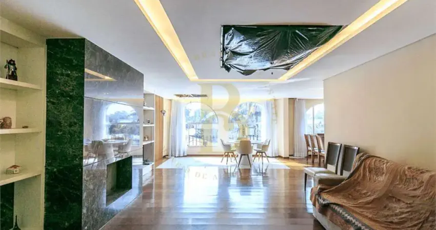 Charmosa casa em condomínio fechado, localizada na jardim marajoara.