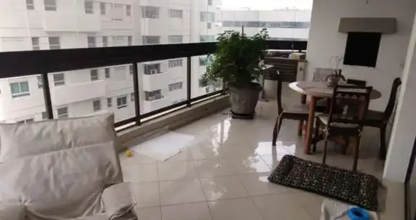 Apartamento a venda no centro de Alphaville, em andar médio, com varanda gourmet e 4 quartos