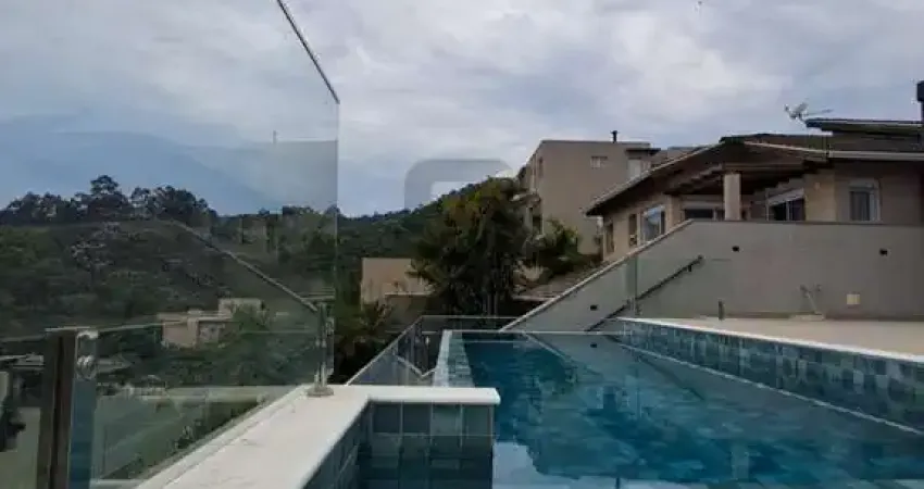 Casa a venda no residencial campos do conde, sendo 5 quartos (suítes), vista livre e pra mata e 6 vagas para carro