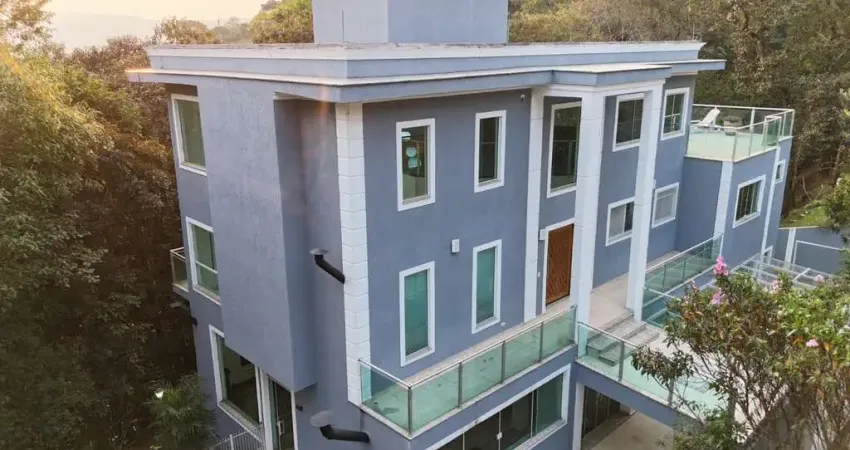 Casa Imponente com 3 Suítes e Closet e piscina no condomio Alpes da Cantareira