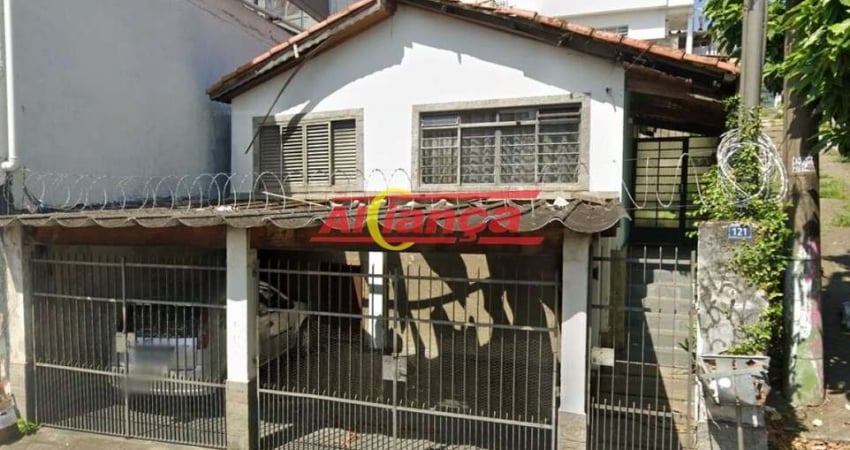 Excelente casa para reforma ou demolição, ótima localização com toda a infraestrutura .