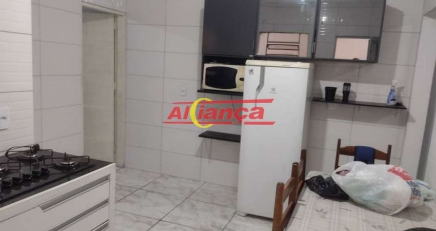 Casa com 2 dormitórios,  garagem para 2 carros e amplo quintal com churrasqueira