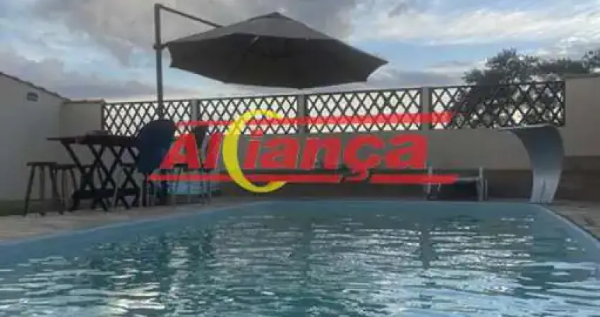 Sitio  com 2 suítes, área gourmet, piscina aquecida e 3 vagas em bairro tranquilo.