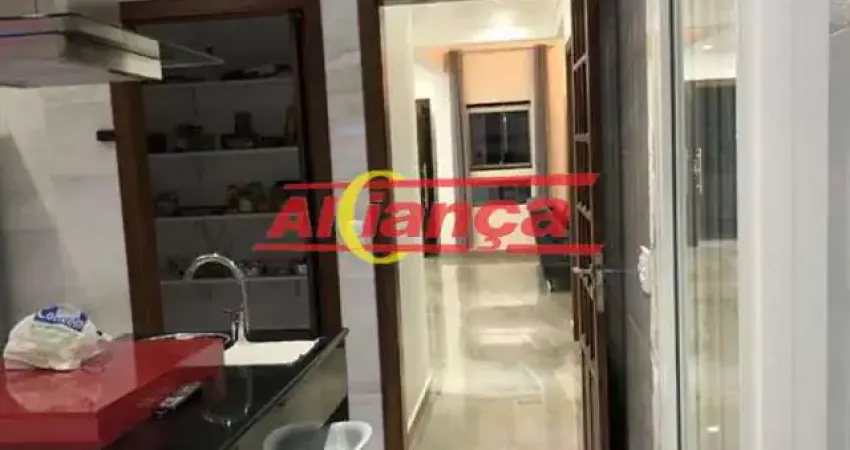 Imóvel novo com 3 suítes, móveis planejados, espaço gourmet e vista para a serra e cidade.