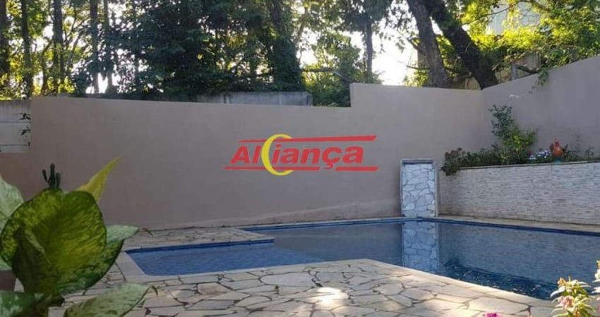 Casa moderna com 3 suítes, área gourmet, piscina e 5 vagas em bairro tranquilo e arborizado.