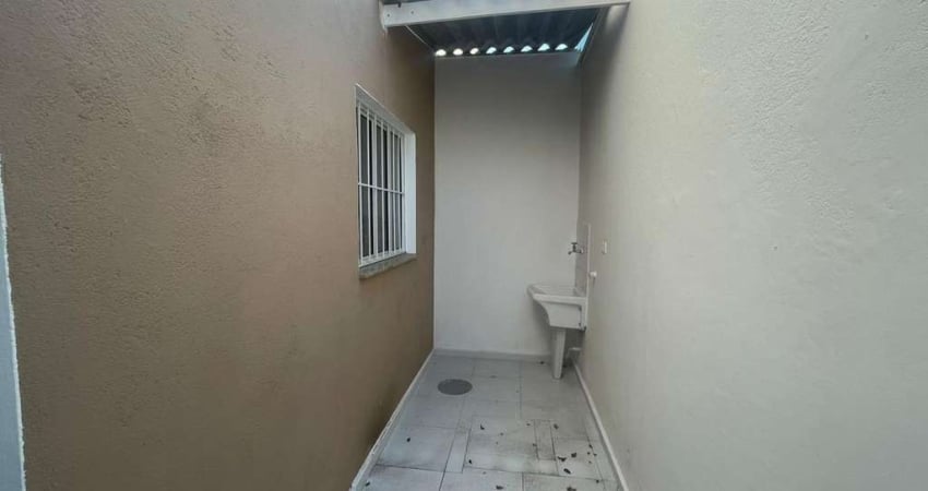 Sobrado para Locação em Mogi das Cruzes, Vila São Paulo, 2 dormitórios, 2 suítes, 3 banheiros, 1 vaga