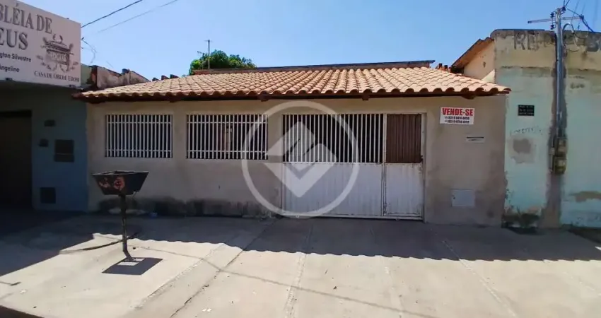 Casa Bem localizada no Jardim Itaipu, com 2 quartos,  2 vagas de garagem e 3 Kitnetes codigo: 79526