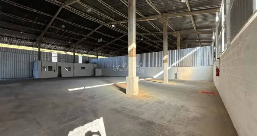 Terreno com área total de 20.000m² e 4021 m² de construção entre 5 galpões e salas