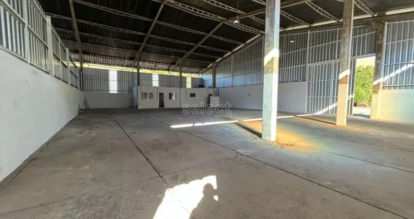 Terreno com área total de 20.000m² e 4021 m² de construção entre 5 galpões e salas