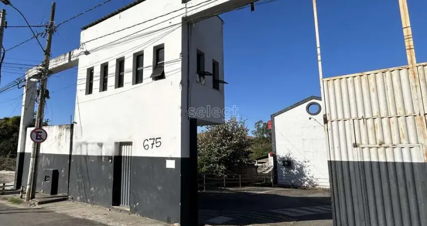 Terreno com área total de 20.000m² e 4021 m² de construção entre 5 galpões e salas